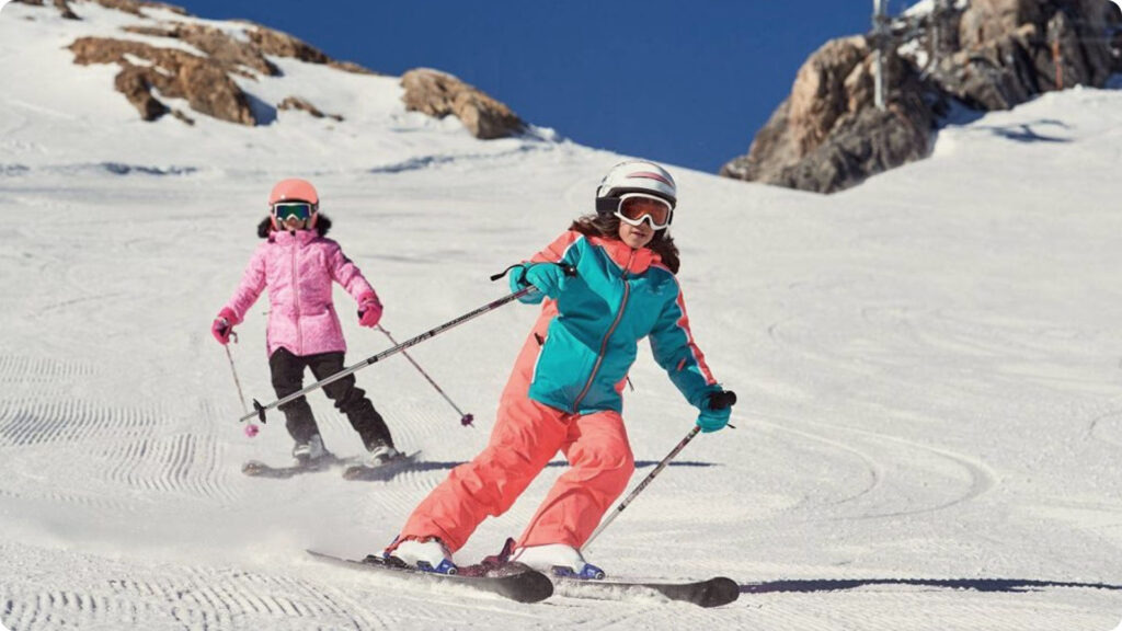 2 jeugdige skiers