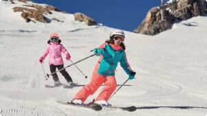 2 jeugdige skiers