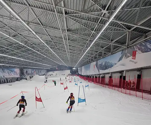 foto van slalom skiers die les volgen bij skiclub Zondal op aspen